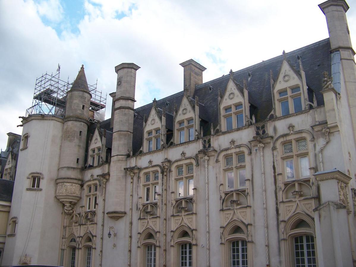 Charmant Studio Au Calme Tout Confort Dans Chateau Neo Gothique Proche Zenith Comet Orleans Parking Voiture Gratuit Wifi Haut Debit Rue Des Montees Eksteriør billede